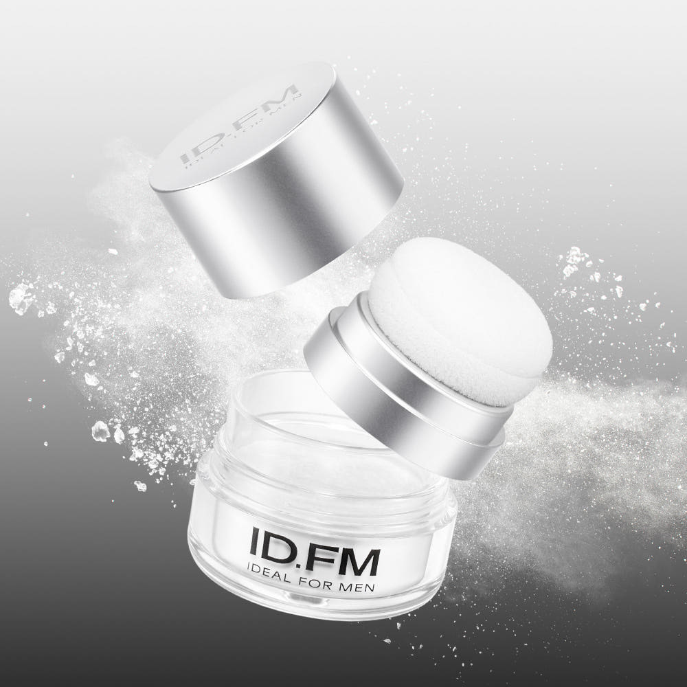 IDEAL FOR MEN No-Sebum Easy Powder 5g ID.FM, flacon et poudre sur fond blanc, texture matifiante pour hommes
