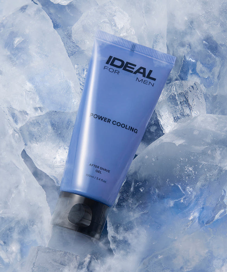 IDEAL FOR MEN Power Cooling Gel 100ml, tube bleu sur glace, contexte rafraîchissant et visuel pour la marque Ideal