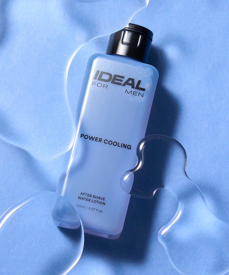 IDEAL FOR MEN Power Cooling Water Lotion 150ml, bouteille IDEAL FOR MEN sur fond bleu apaisant, éclairage studio.