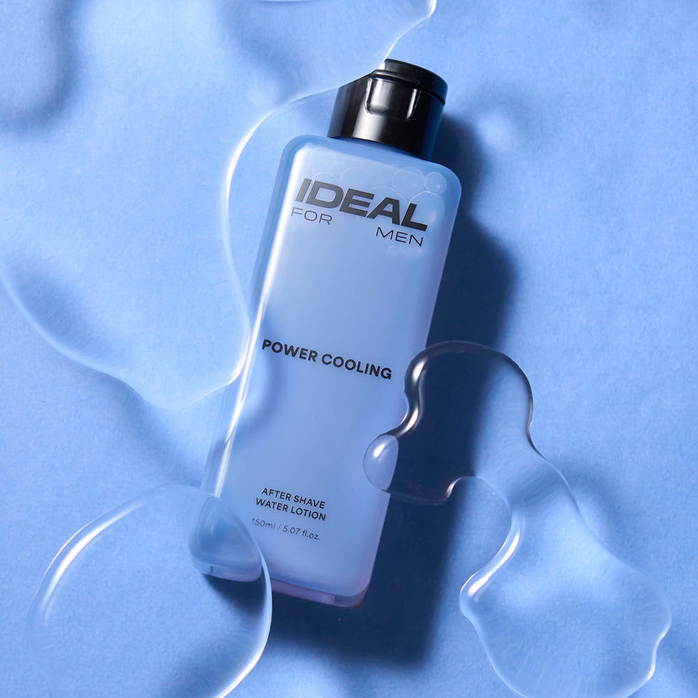 IDEAL FOR MEN Power Cooling Water Lotion 150ml, bouteille IDEAL FOR MEN sur fond bleu apaisant, éclairage studio.