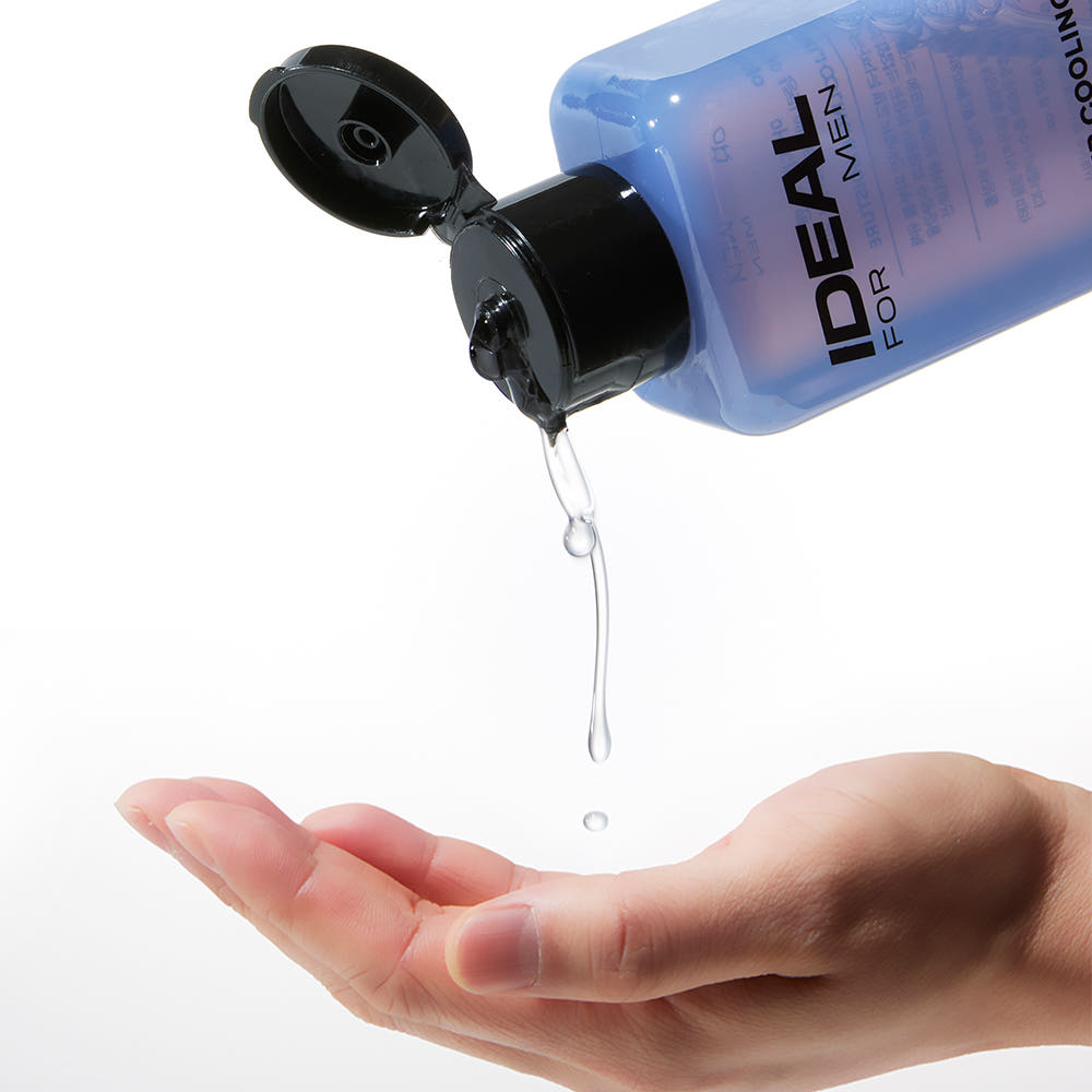 IDEAL FOR MEN Power Cooling Water Lotion 150ml, flacon bleu et main appliquant la lotion, visuel produit