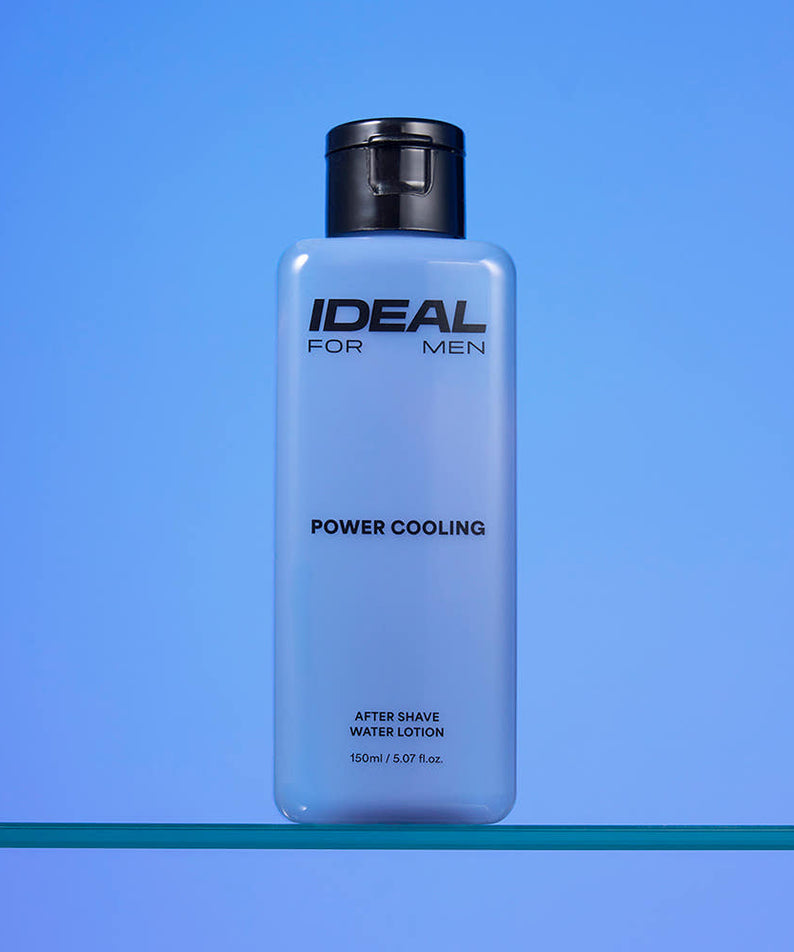 IDEAL FOR MEN Power Cooling Water Lotion 150ml, flacon Ideal sur fond bleu, contexte visuel soin après-rasage