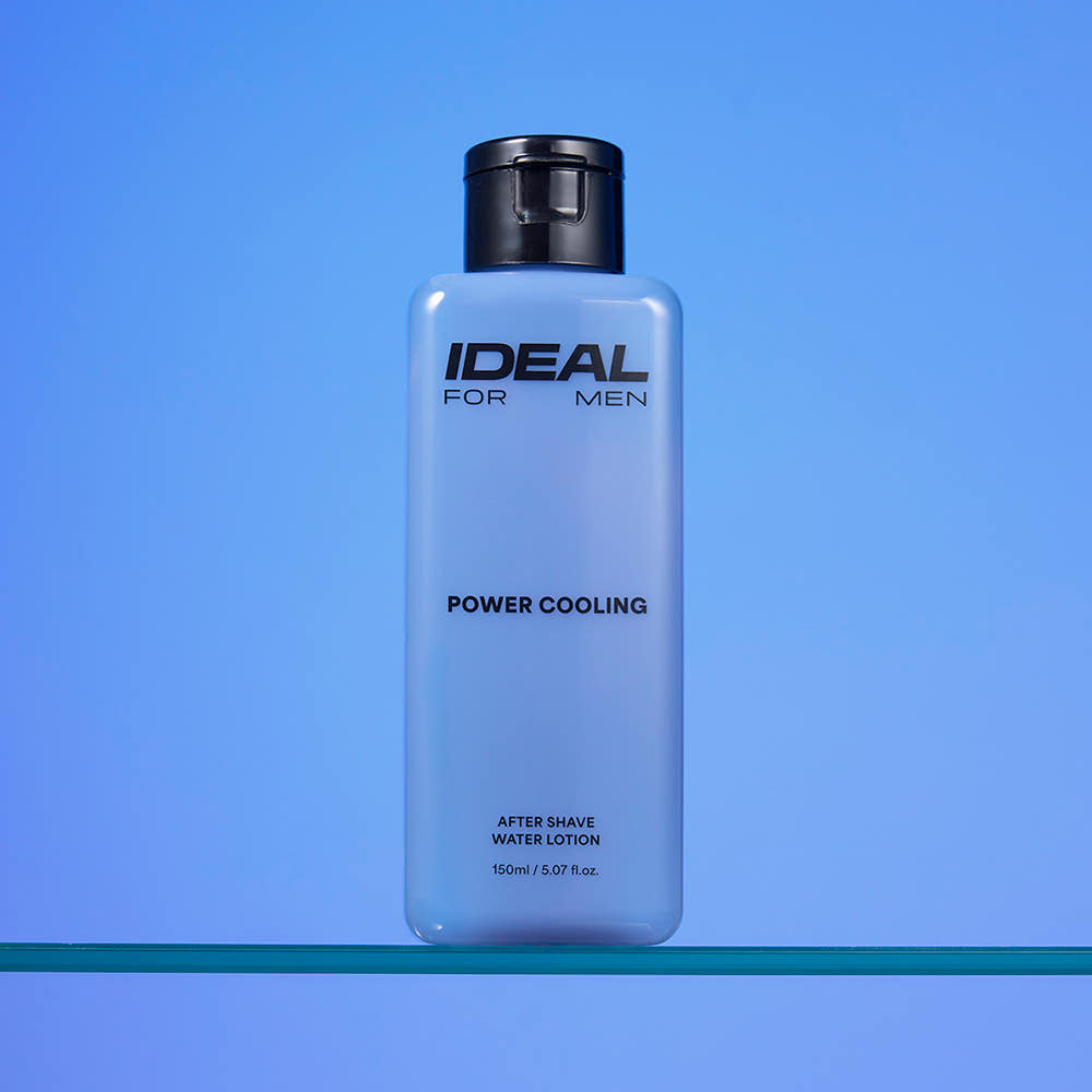 IDEAL FOR MEN Power Cooling Water Lotion 150ml, flacon Ideal sur fond bleu, contexte visuel soin après-rasage