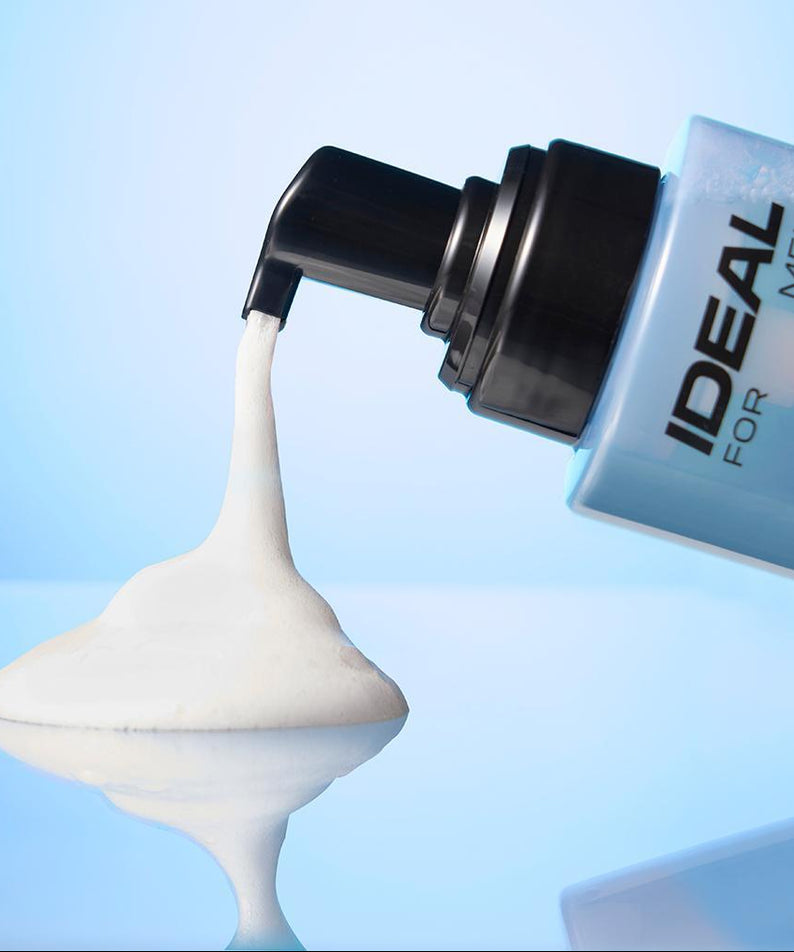 IDEAL FOR MEN Strong Fresh Body Wash 300ml, marque IDeal for men, flacon pressé sur mousse, contexte visuel salle de bain.