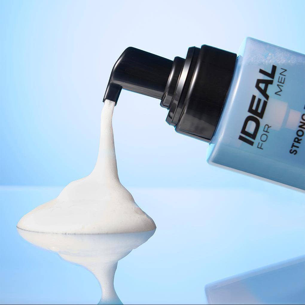 IDEAL FOR MEN Strong Fresh Body Wash 300ml, marque IDeal for men, flacon pressé sur mousse, contexte visuel salle de bain.