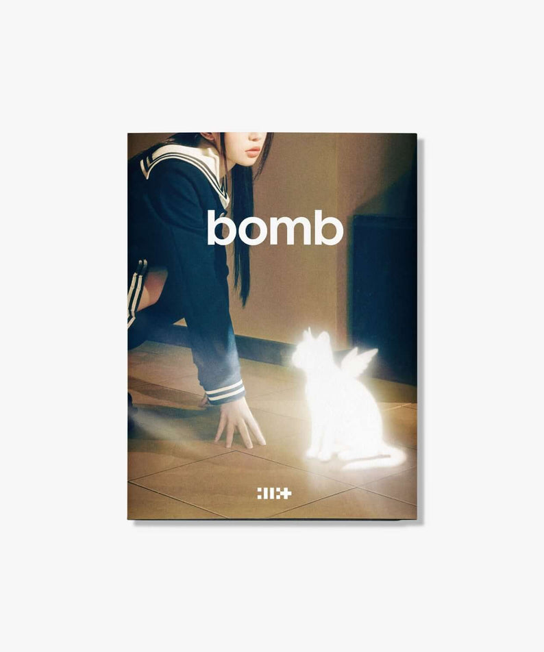 ILLIT - [bomb] (Weverse Albums ver.) - Album Kpop, pochette avec la chanteuse, scène lumineuse et texte bomb
