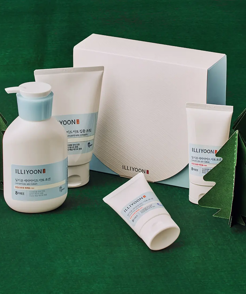 ILLIYOON Ceramide Ato Duo SET : coffret skincare de la marque ILLIYOON sur fond vert, produits et emballage visibles.