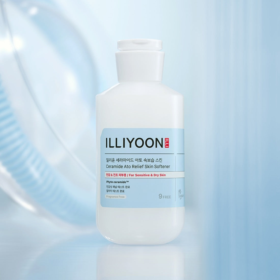 ILLIYOON Ceramide Ato Moisturizing Skin 250ml, flacon blanc sur fond bleu doux, marque ILLIYOON en gros plan.
