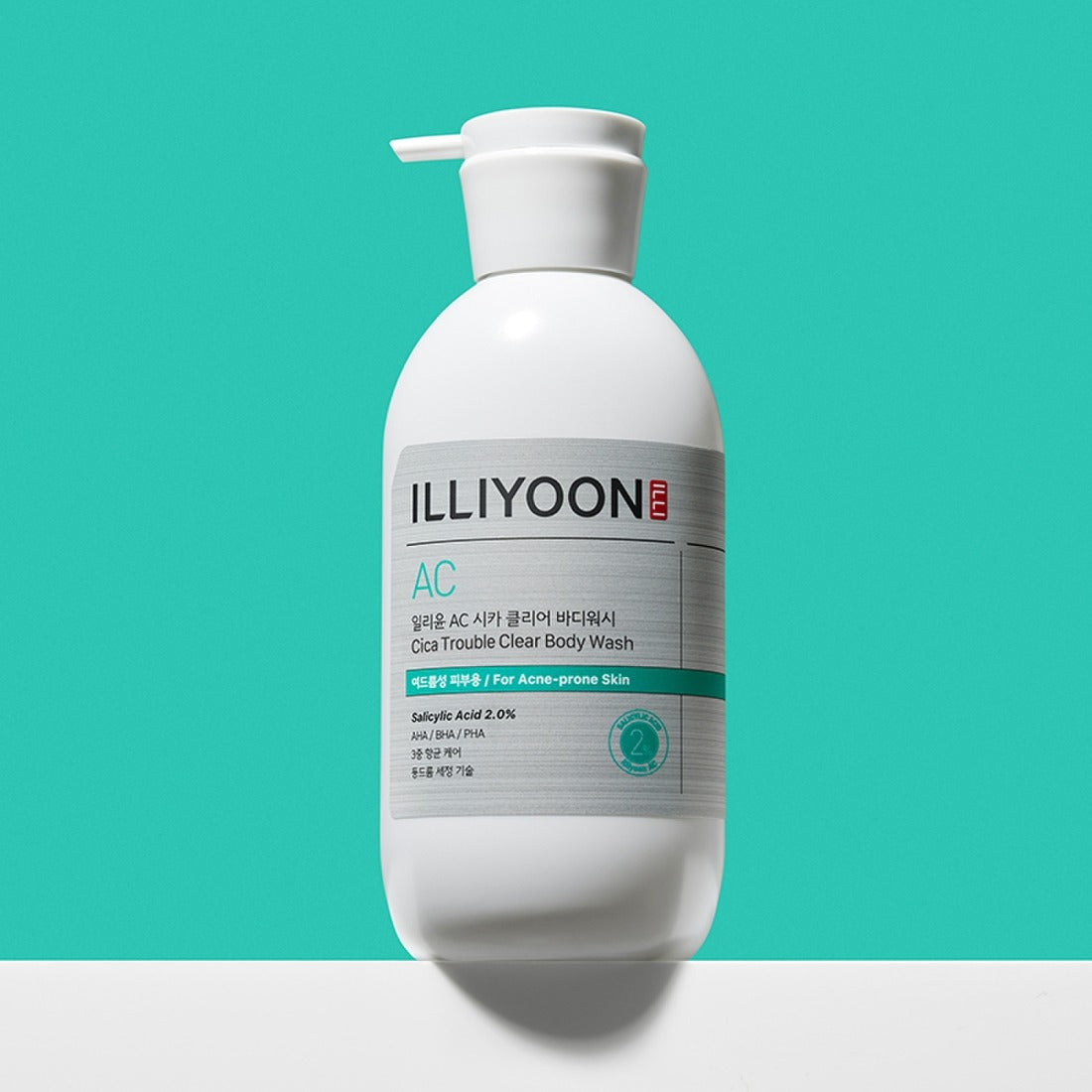 ILLIYOON Cica Acne Clear Body Wash 400ml : flacon blanc sur fond turquoise, produit de la marque ILLIYOON en contexte visuel.