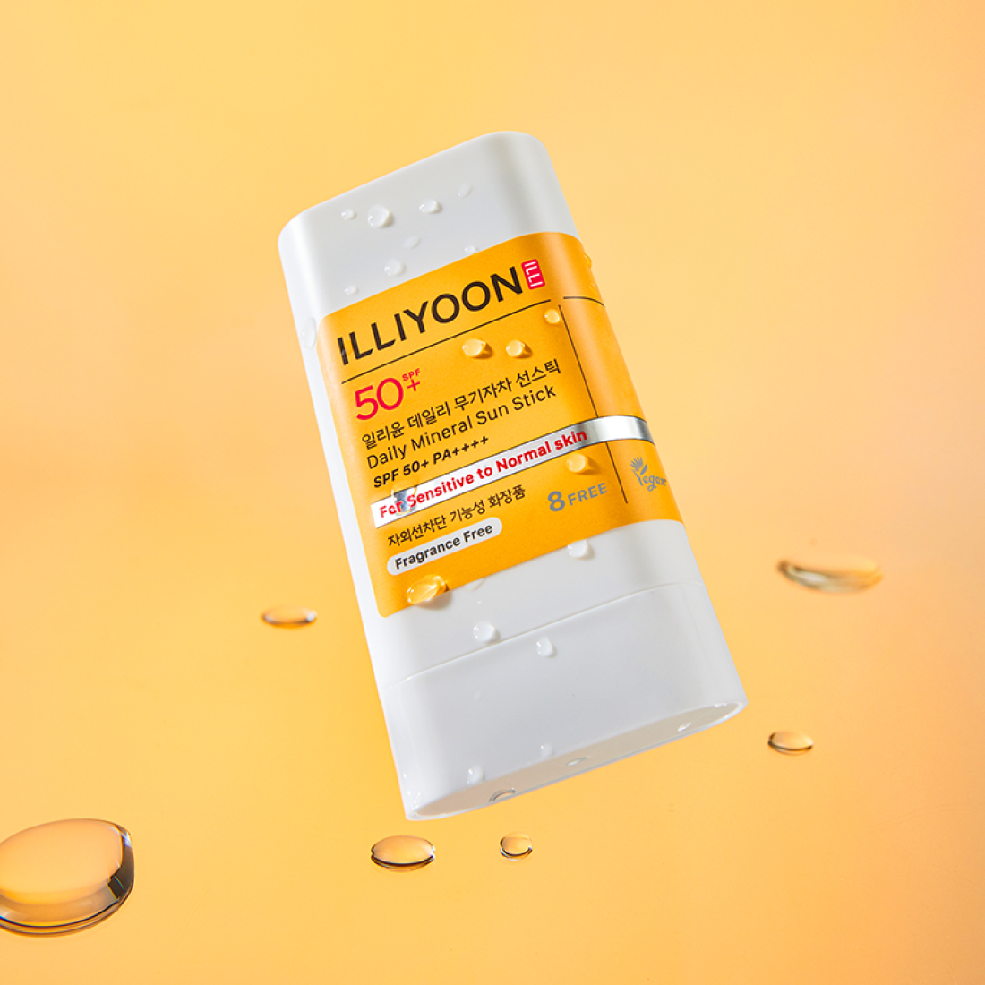 ILLiYOON Daily Weaponless Sun Stick 20g de ILLIYOON, stick solaire sur fond orange avec gouttes d’eau, contexte estival.