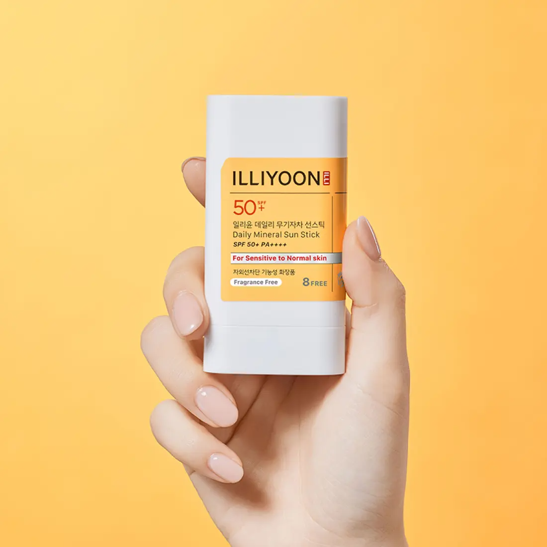 ILLIOON Daily Weaponless Sun Stick 20g de la marque ILLIYOON, en main, sur fond jaune uni, packaging crème solaire