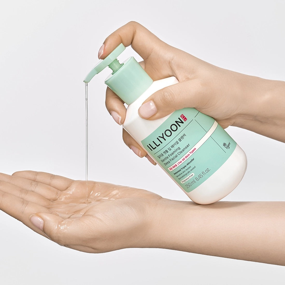 ILLlYOON Gentle Deep Facial Cleanser 250ml, main tenant le nettoyant sur paume, contexte visuel produit cosmétique