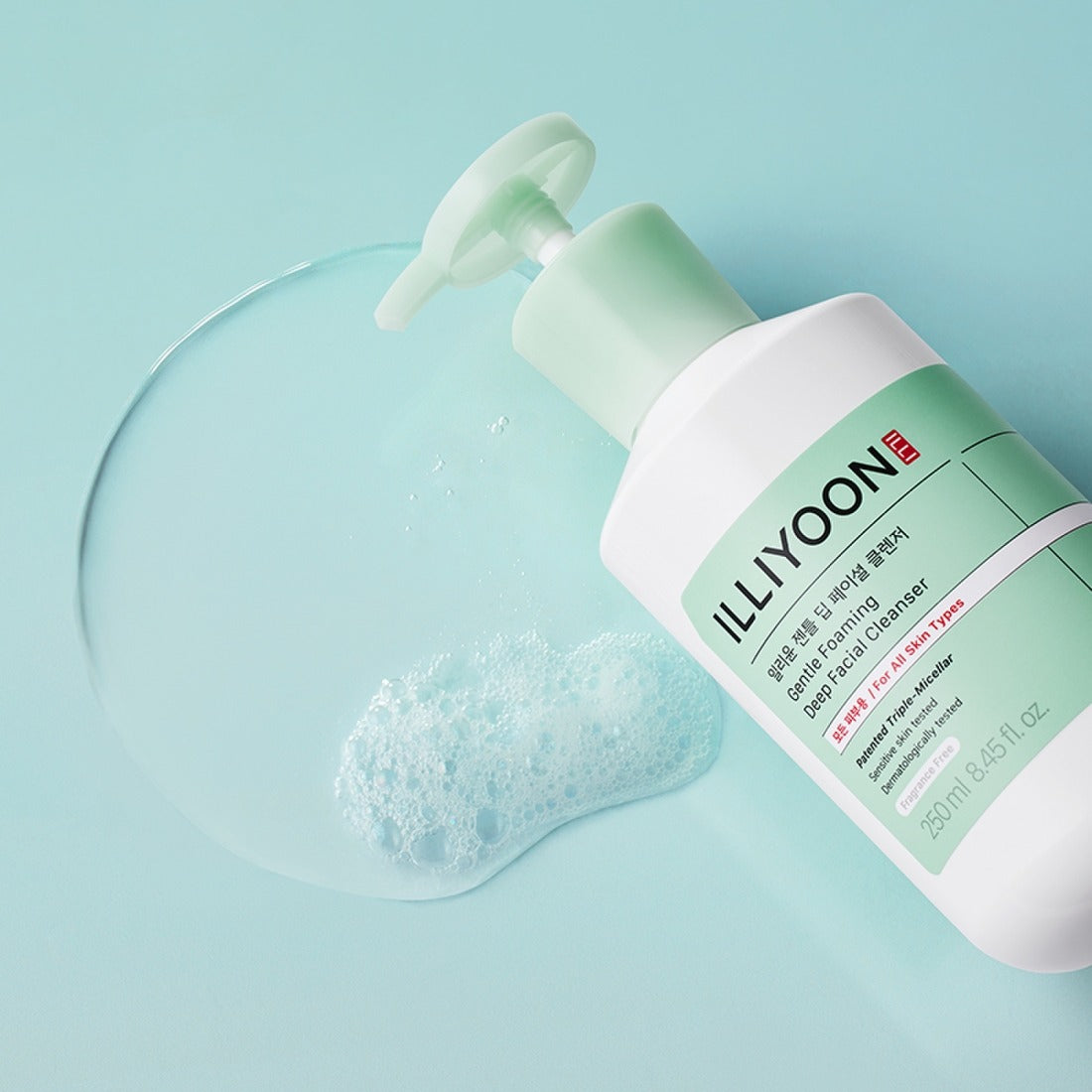 ILLIYOON Gentle Deep Facial Cleanser 250ml de la marque ILLIYOON, flacon vert sur fond bleu, avec mousse éclatante.