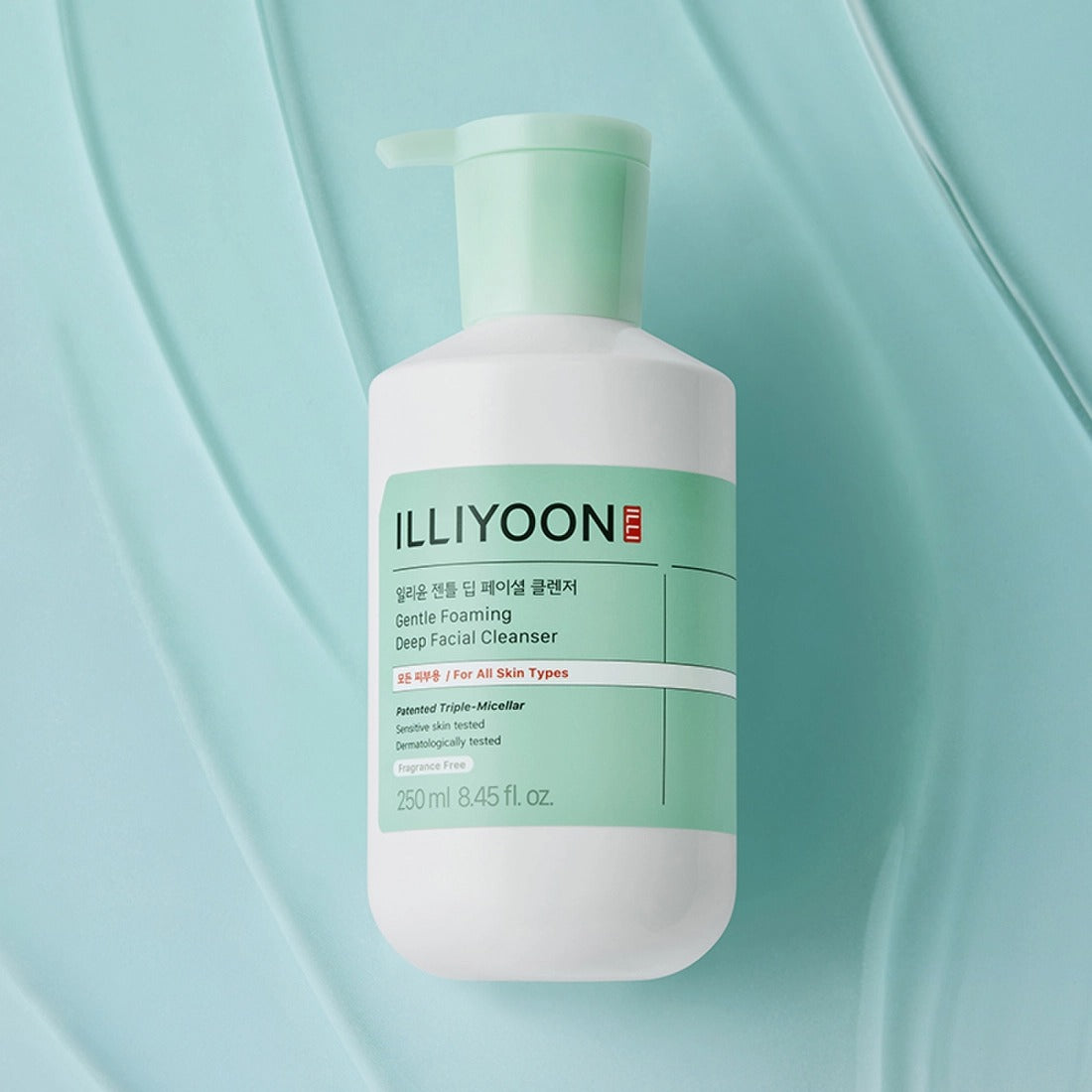 ILLIYOON Gentle Deep Facial Cleanser 250ml : flacon blanc à pompe sur fond bleu pastel, contexte beauté skincare.