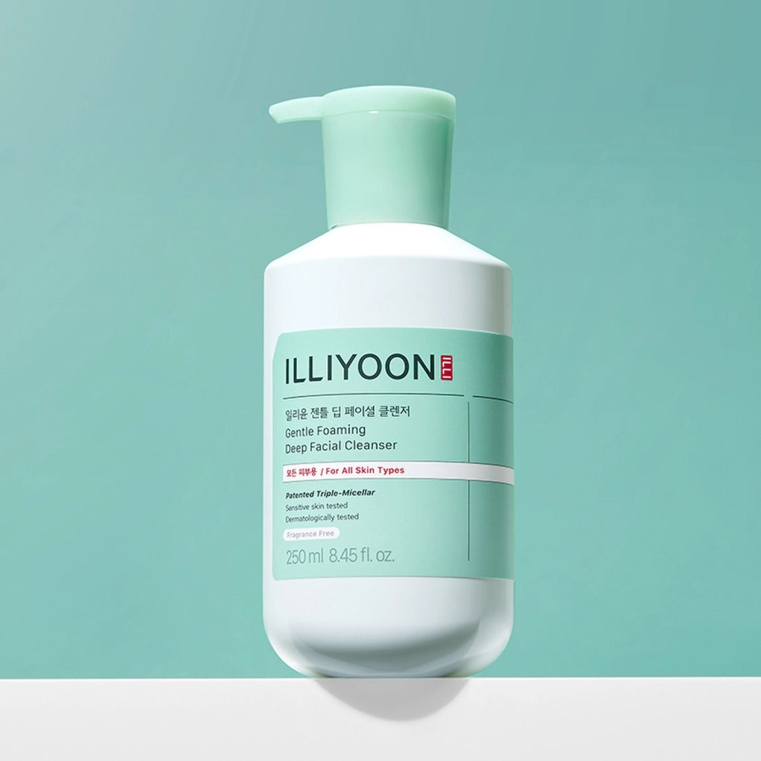 ILLIYOON Gentle Deep Facial Cleanser 250ml, flacon blanc avec pompe, produit de marque sur fond turquoise