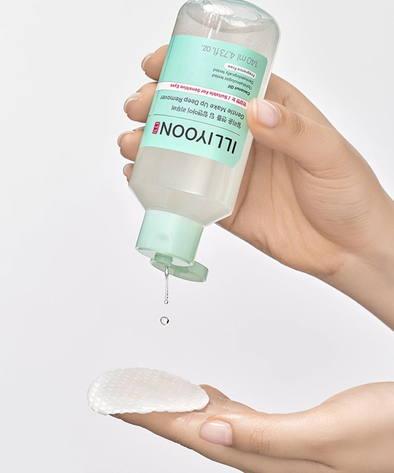 ILLIYOON Gentle Deep Lip & Eye Remover 140ml, main tenant le flacon, contour des doigts avec produit sur fond blanc