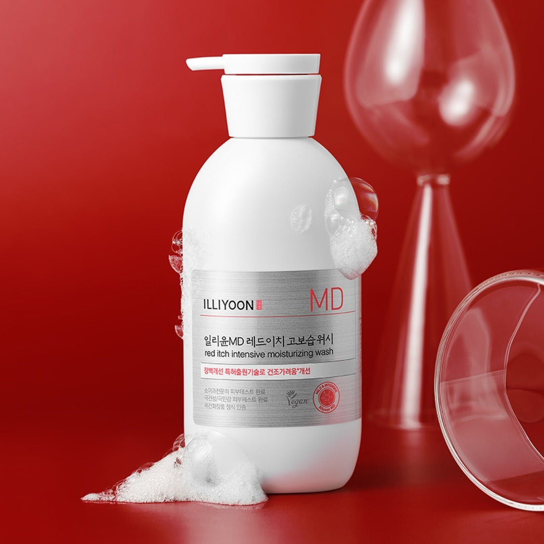 ILLIYOON Redich High Moisture Wash 470g de la marque ILLIYOON, flacon blanc sur fond rouge, gouttes et mousse