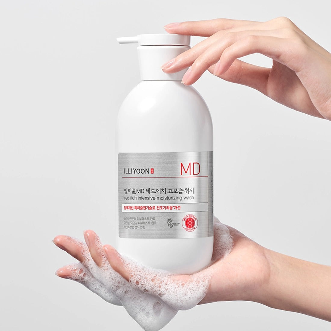 ILLlYOON Redich High Moisture Wash 470g, flacon pump blanc en mains avec mousse, fond clair, contexte visuel produit