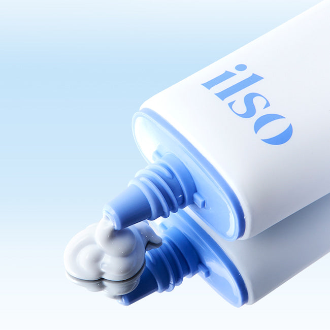ILSO Bilberry Cool Calming Moisture Sunscreen ILSO, tube crème solaire bleue avec texture, fond ciel, contexte visuel produit