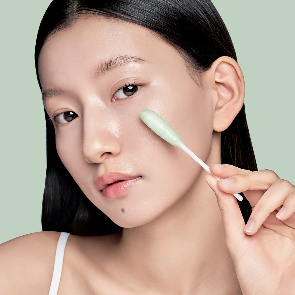 ILSO No Trouble Peeling Swab 8 sheets : femme applique la lingette peeling ILSO sur le visage, contexte visuel soin beauté