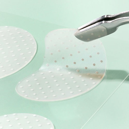 ILSO No Trouble Spot Patch (ILSO) : patchs adhésifs transparents sur support, avec applicateur, visuel produit sur fond menthe.