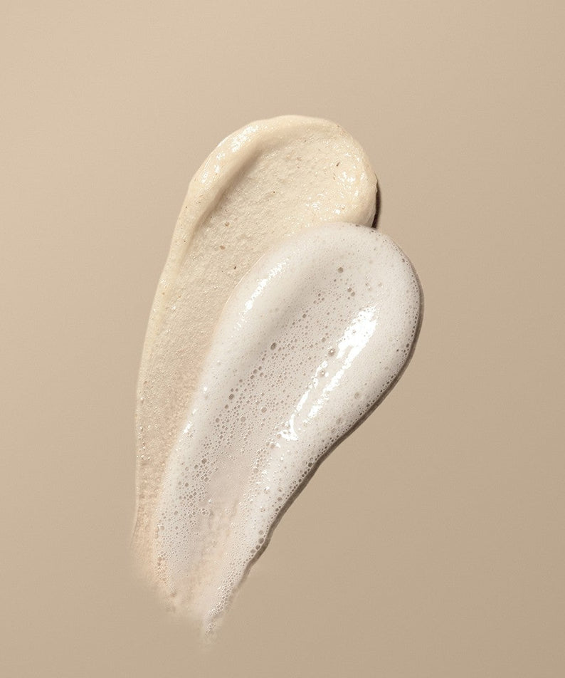 Texture du ILSO Grain Potato Cleansing Pack Foam 150ml sur fond beige.