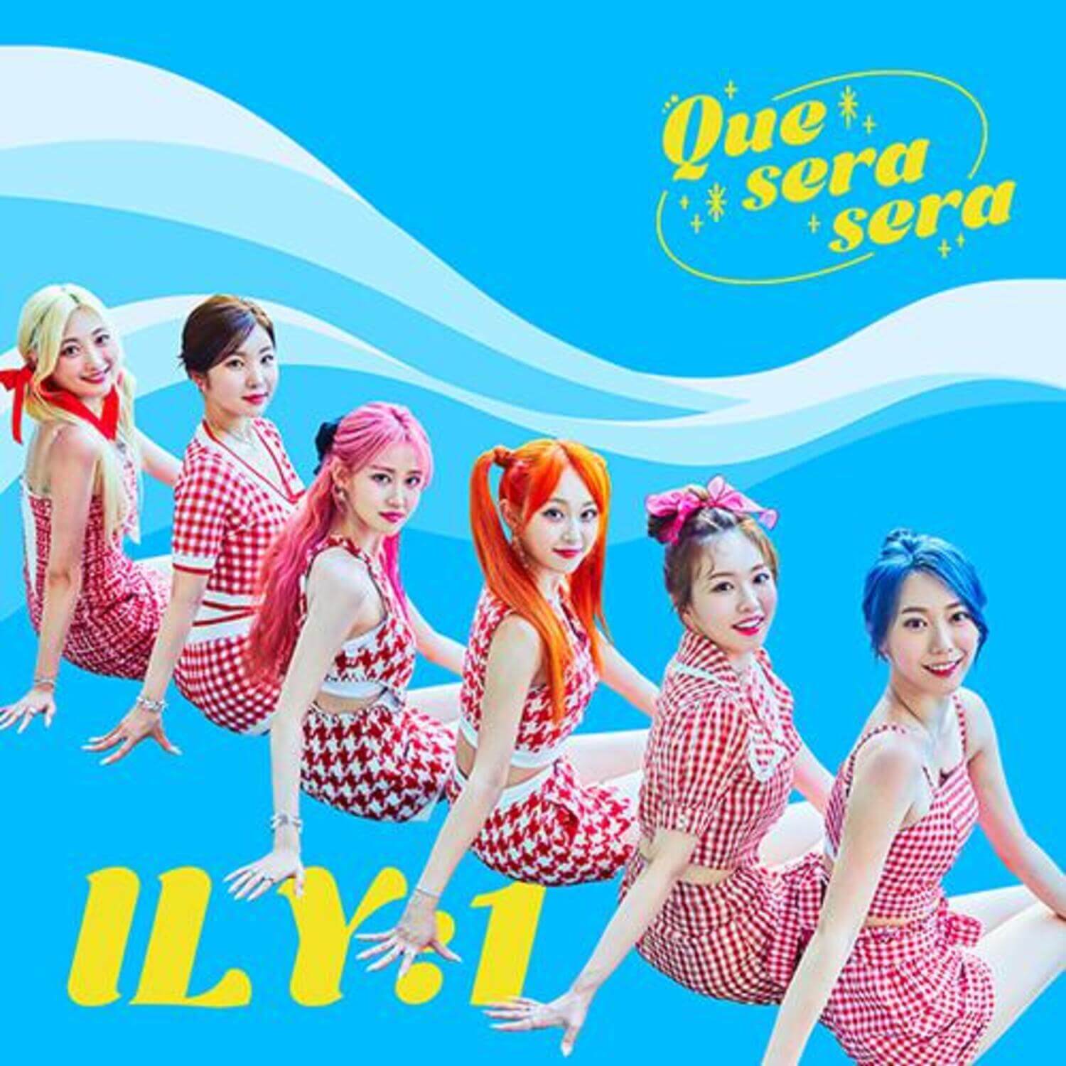 ILY:1 - [Que Sera Sera] - Album Kpop ILY:1, affiche visuelle du groupe sur fond bleu, énergie et sensibilité