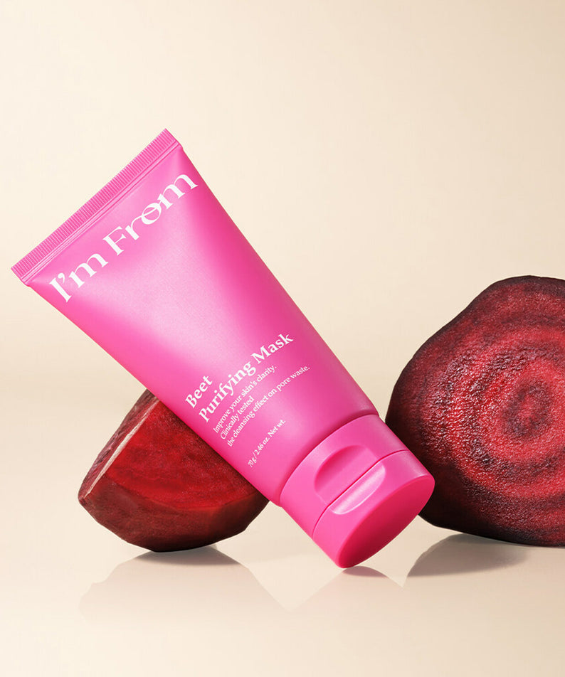 Masque purifiant I'M FROM Beet Purifying Mask 70g en tube rose avec betteraves en arrière-plan.