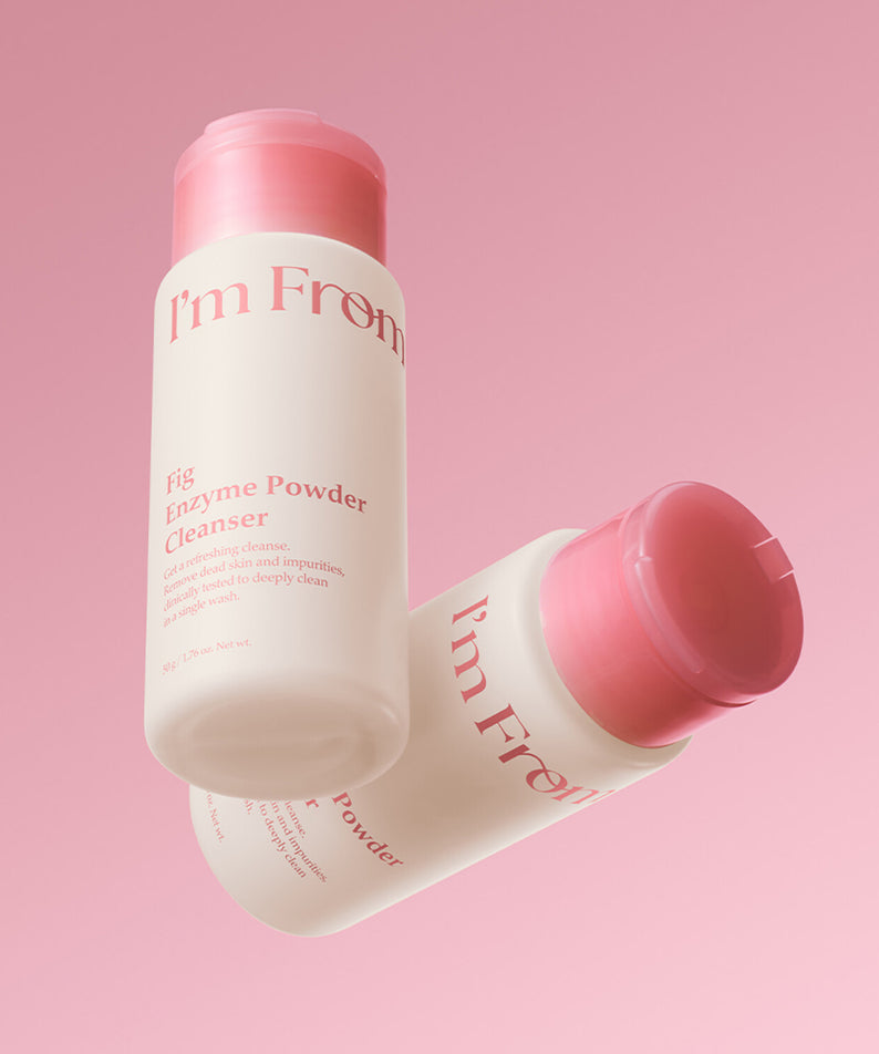 Flacon de I'M FROM Fig Enzyme Powder Cleanser 50g sur fond rose.
