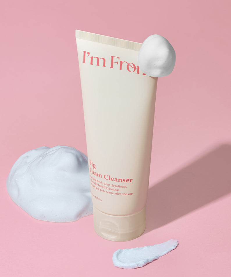 Crème nettoyante moussante I'M FROM Fig Foam Cleanser 150ml sur fond rose avec mousse.