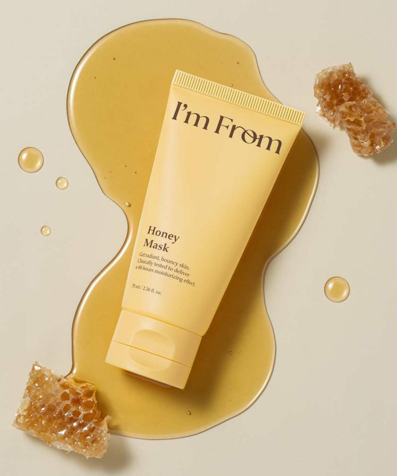 I'M FROM Honey Mask 70ml posé sur du miel avec morceaux de rayon, hydratation intense et luxe pour la peau.