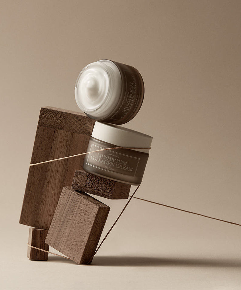 Crème I'M FROM Mushroom Collagen 50ml posée sur des blocs en bois élégamment empilés.