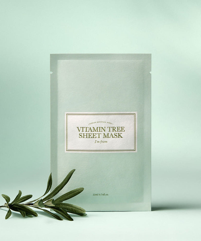 I'M FROM Vitamin Tree Sheet Mask en sachet vert pâle accompagné de feuilles naturelles pour une peau éclatante.
