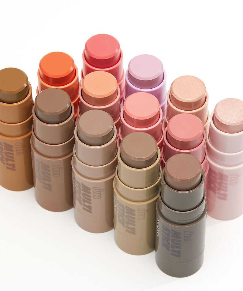 I'M MEME  Multi Stick (Shading/Highlighter/Blusher), marque cosmétique, sticks en plusieurs teintes sur fond blanc