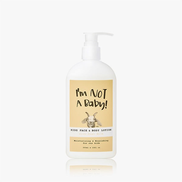 I'M NOT BABY Kids Face & Body Lotion 300ml, flacon pompe blanc sur fond clair, marque I'M NOT BABY visible.