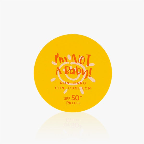 I'M NOT BABY Non-Nano Sun Cushion 25g SPF50+ PA++++, boîtier jaune de la marque, fond clair, photo produit.