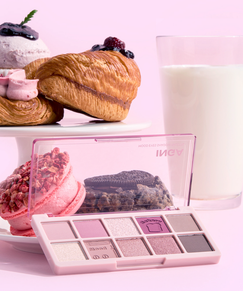 INGA Mood Eyes Shadow Palette de la marque INGA, palette nude sur fond rose pastel avec croissants et pâtisseries.