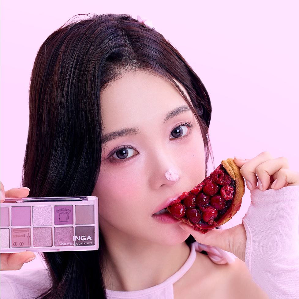 INGA Mood Eyes Shadow Palette, marque INGA : jeune femme maquillée tenant la palette et une tarte aux cerises, fond rose.