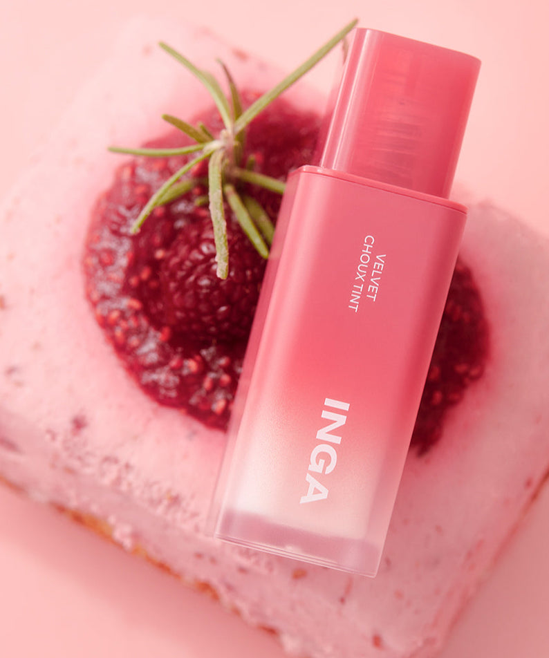INGA Velvet Stain sur fond rose avec des framboises, accentuant une sensation de luxe et d'élégance, parfait pour une touche raffinée.