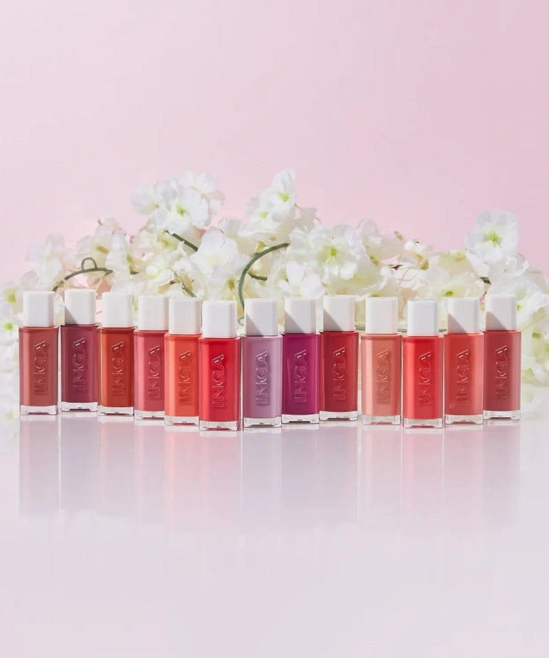Nuances de INGA Water Glow Lip Tint sur fond de fleurs blanches. Collection de couleurs éclatantes et lumineuses.