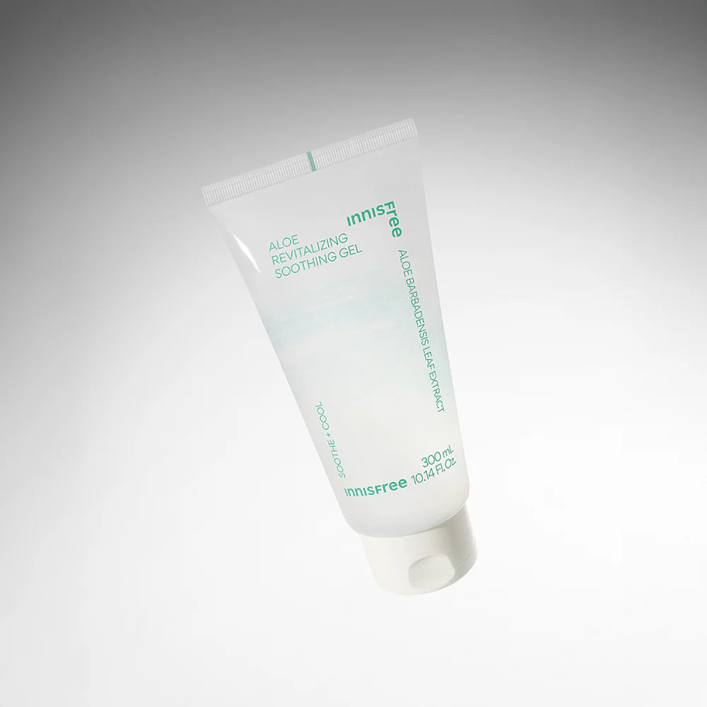 INNISFREE Aloe Revitalizing Soothing Gel 300ml, tube de soin à l’aloe vera sur fond clair, marque Innisfree