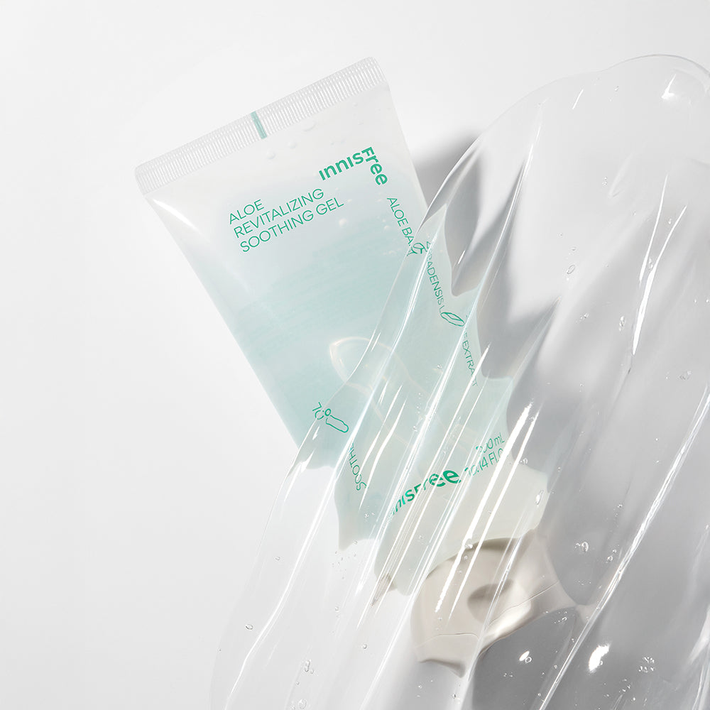 INNISFREE Aloe Revitalizing Soothing Gel 300ml, tubes de gel apaisant à l’aloe, sur fond blanc, vue produit (marque Innisfree)