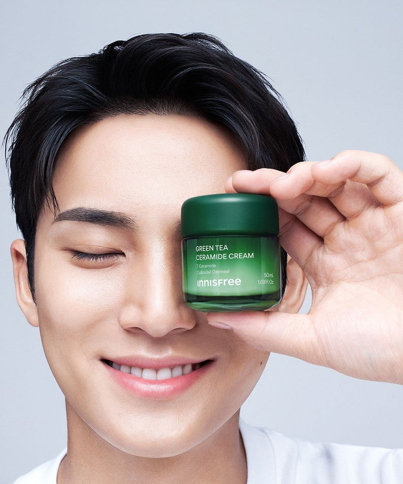 INNISFREE Green Tea Ceramide Cream 50ml, jeune homme tenant le pot vert sur fond clair, marque INNISFREE, crème visage