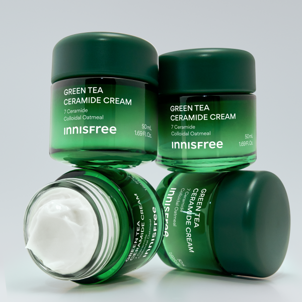 INNISFREE Green Tea Ceramide Cream 50ml, pots verts en studio sur fond clair, crème visage à l’extrait de thé vert