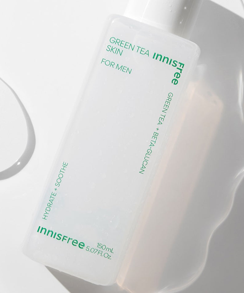 INNISFREE Green Tea Skin For Men 150ml, hydratant et apaisant, présenté sur fond liquide pour une peau fraîche et énergisée.