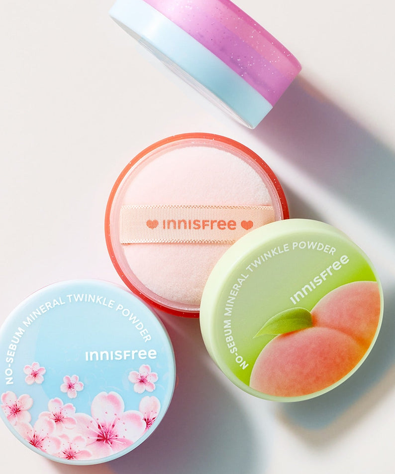 INNISFREE No Sebum Mineral Powder (5g) INNISFREE : boîtes poudre minérale sur fond clair, éclats pastels