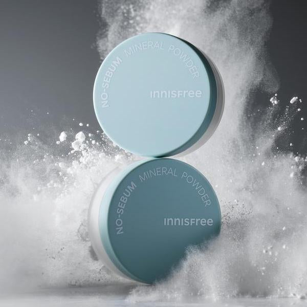 INNISFREE No Sebum Mineral Powder : poudres minérales visage en boîte bleu, marque Innisfree sur fond poussière