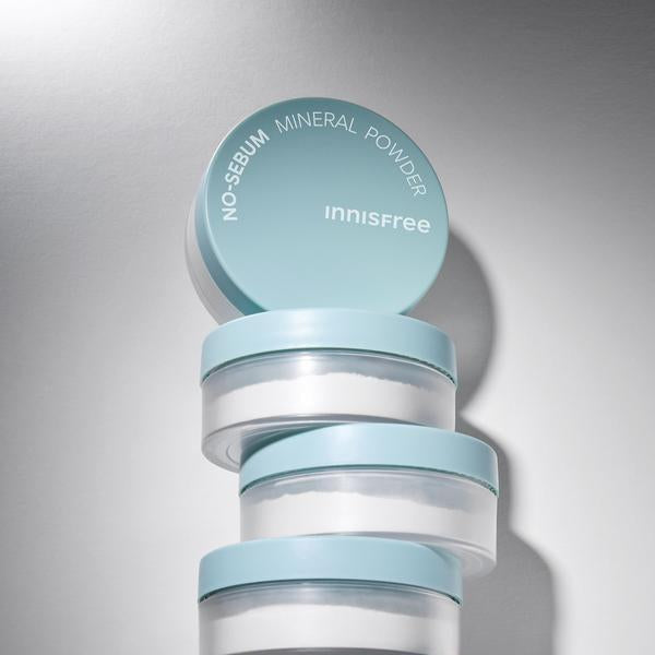 INNISFREE No Sebum Mineral Powder, boîte turquoise sur fond clair, empilée, marque Innisfree en contexte cosmétique