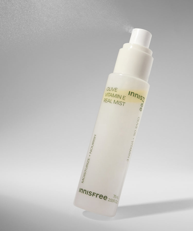 INNISFREE Olive Vitamin E Real Oil Mist 75ml en spray, sur fond blanc minimaliste, flacon de la marque INNISFREE.
