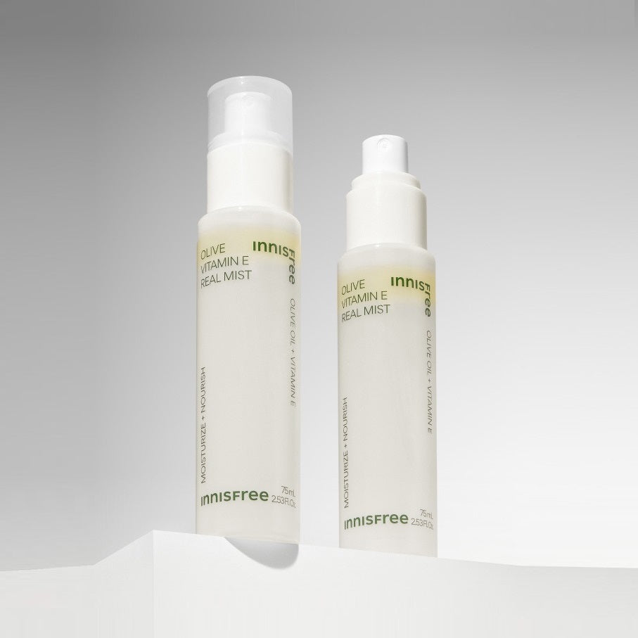 INNISFREE Olive Vitamin E Real Oil Mist 75ml, marque Innisfree, flacons crème sur fond clair minimaliste.